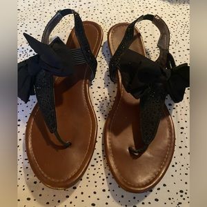 Black sandals with bow